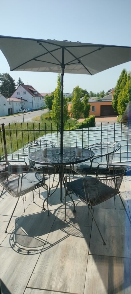 Dachterrasse Balkonmöbel Sonnenschirm